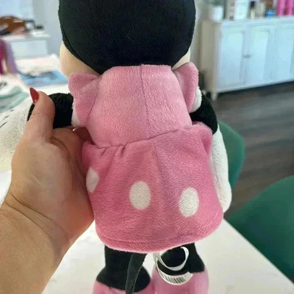 18” Disney Minnie Mouse Plush.  Great used condition! We’ve outgrown it. - Picture 6 of 6